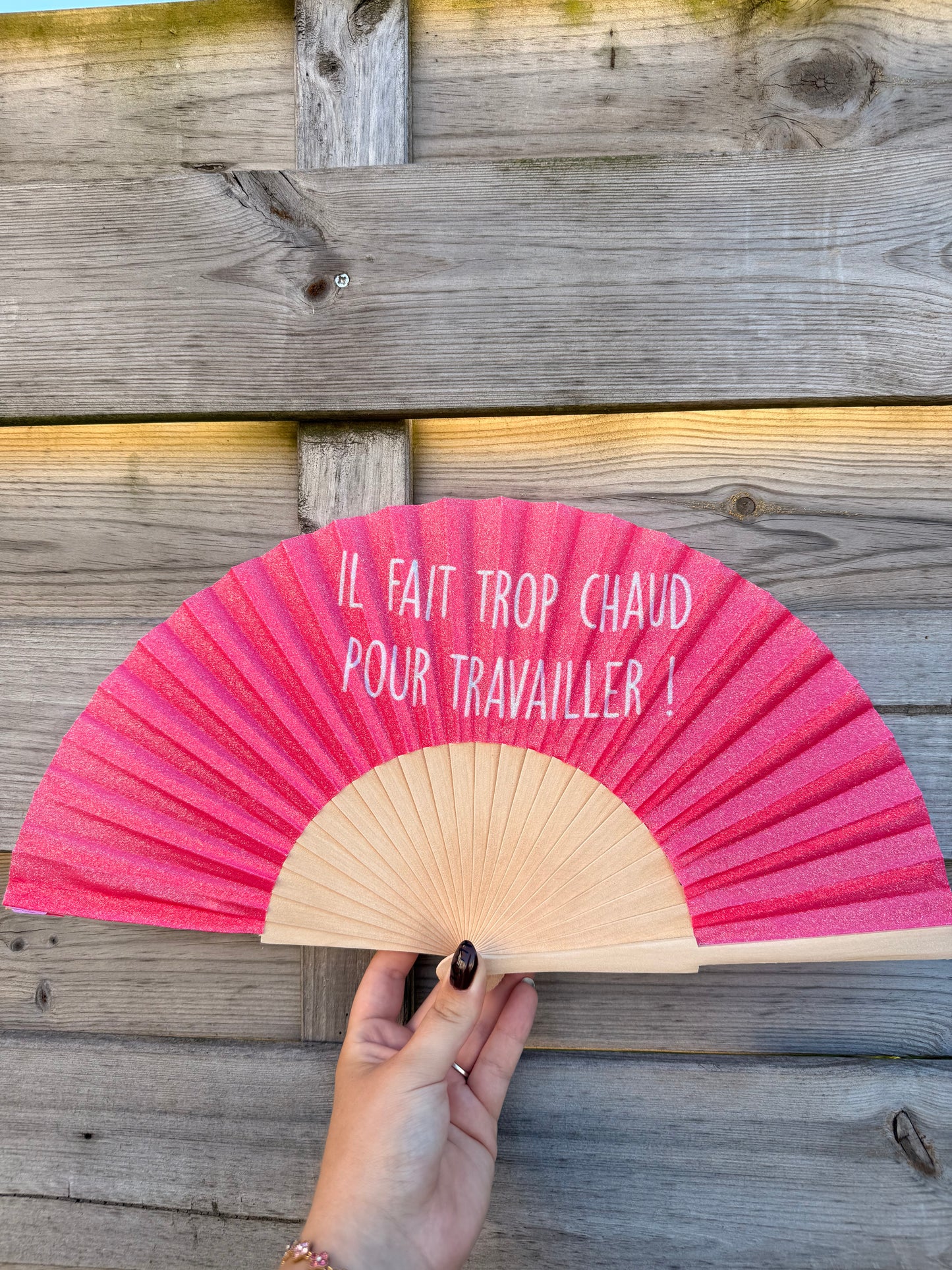 éventail Il fait trop chaud pour travailler