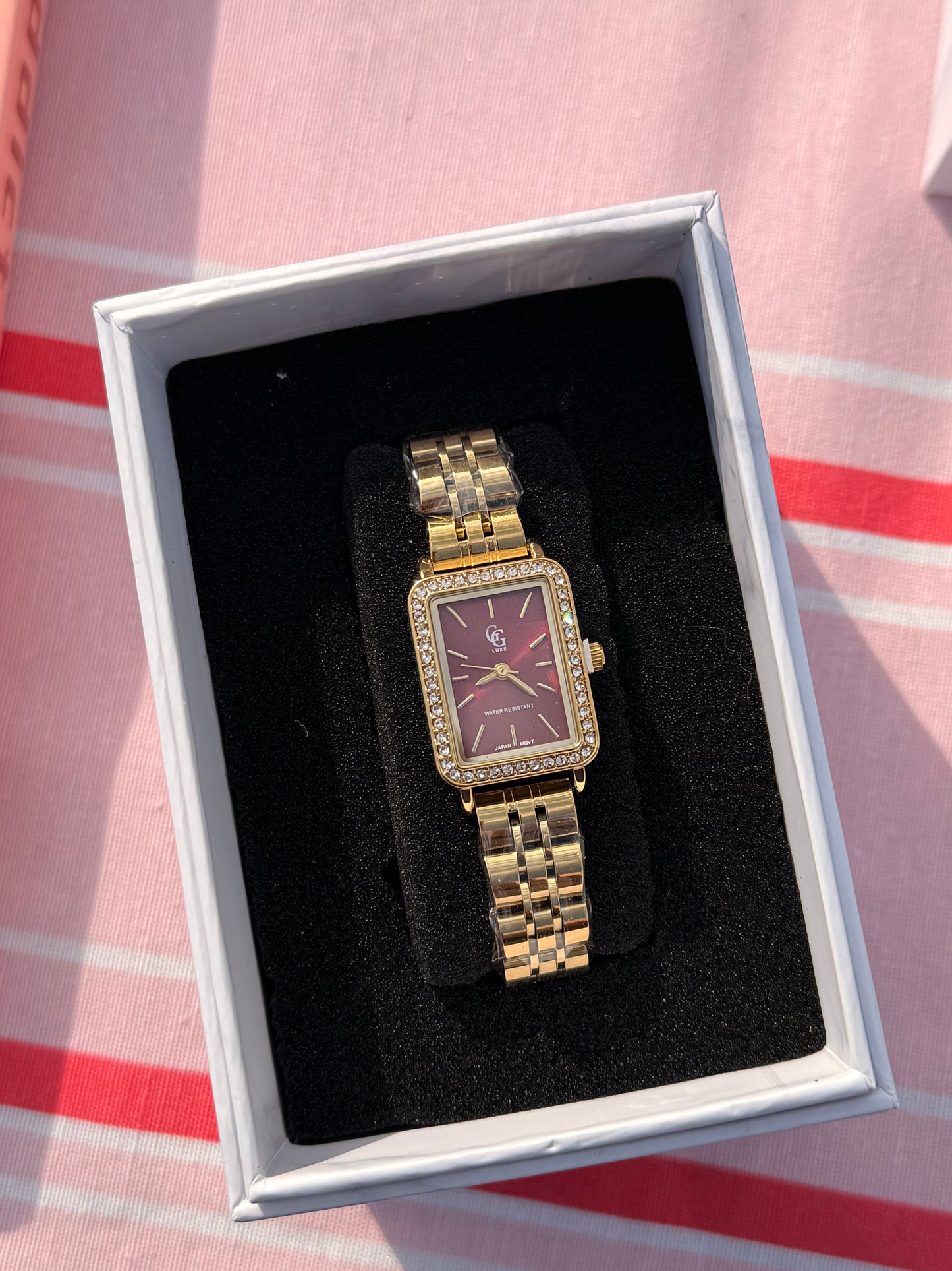 Montre Rectangulaire Strass – Cadran bordeaux modèle CÉLESTE