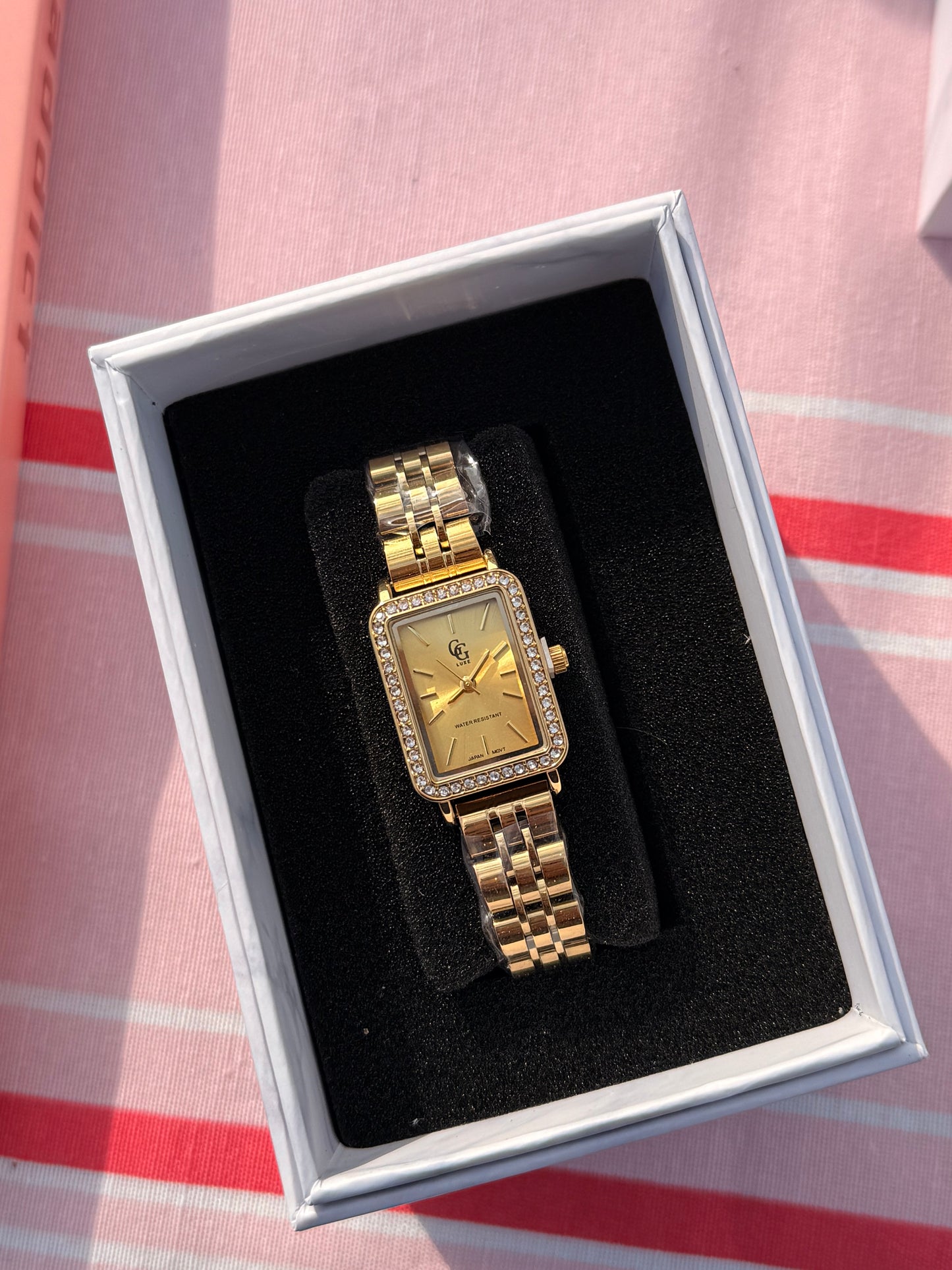 Montre Rectangulaire Strass – Cadran jaune modèle CÉLESTE