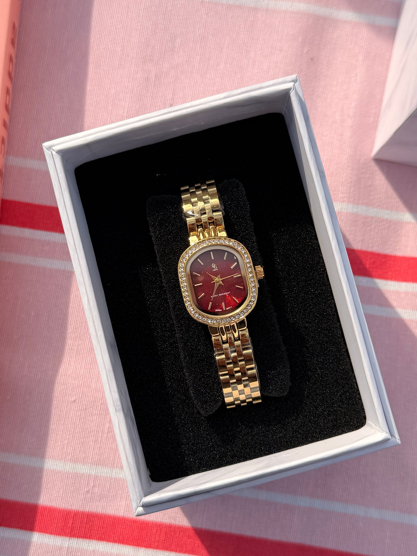 Montre Ovale Strassée & Cadran Rouge modèle RUBY