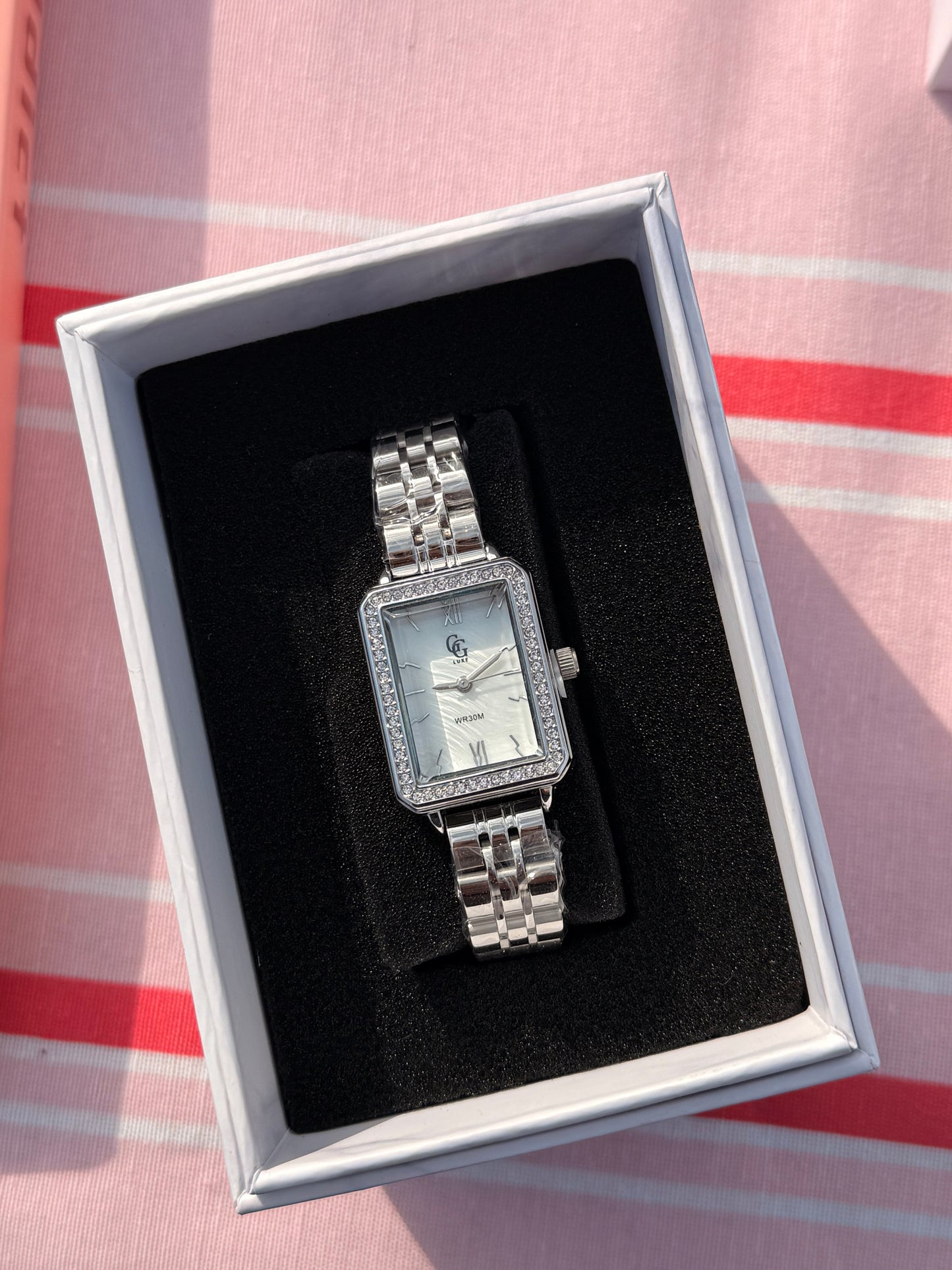 Montre Rectangulaire Strass – Cadran blanc argenté modèle CÉLESTE